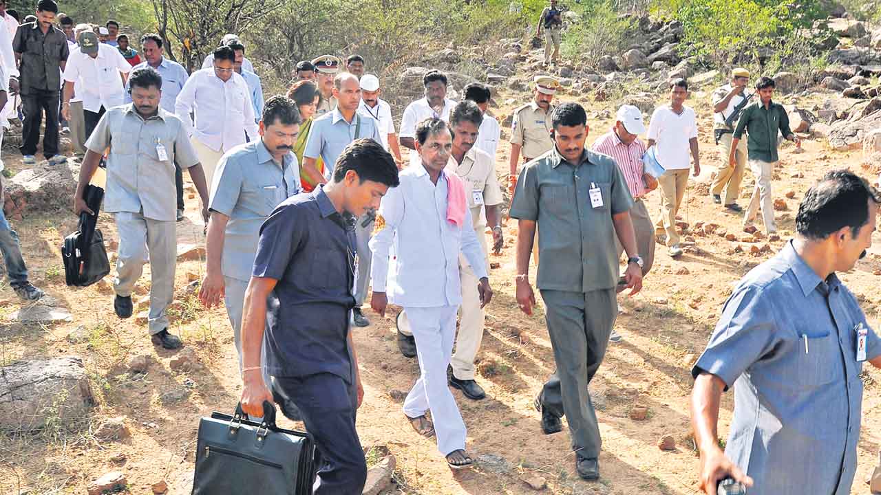 CM KCR |  చంద్రబాబు కుతంత్రం, వైస్‌ ద్రోహంతో బీడువారిన నడిగడ్డ.. స్వరాష్ట్రంలో పెండింగ్‌ ప్రాజెక్టులను పరుగులు పెట్టించి పాలమూరు సాగునీటి గోస తీర్చిన సీఎం కేసీఆర్‌