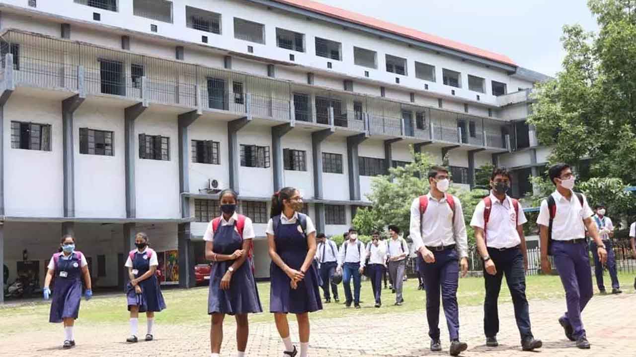 School Fees |  ప్రైవేటు ఫీ‘జులుం’కు ప్రభుత్వం అడ్డుకట్ట.. పాఠశాల కమిటీ చెప్పినంతే ఫీజు వసూలుచేయాలంటూ ఆదేశం