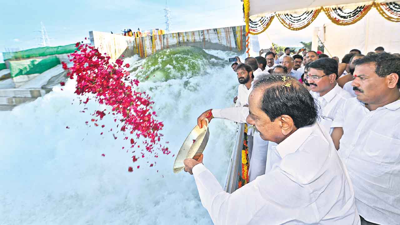 PRLIS |  కరువు నేలపై కృష్ణమ్మ జలతాండవం.. పులకించిన నార్లాపూర్‌