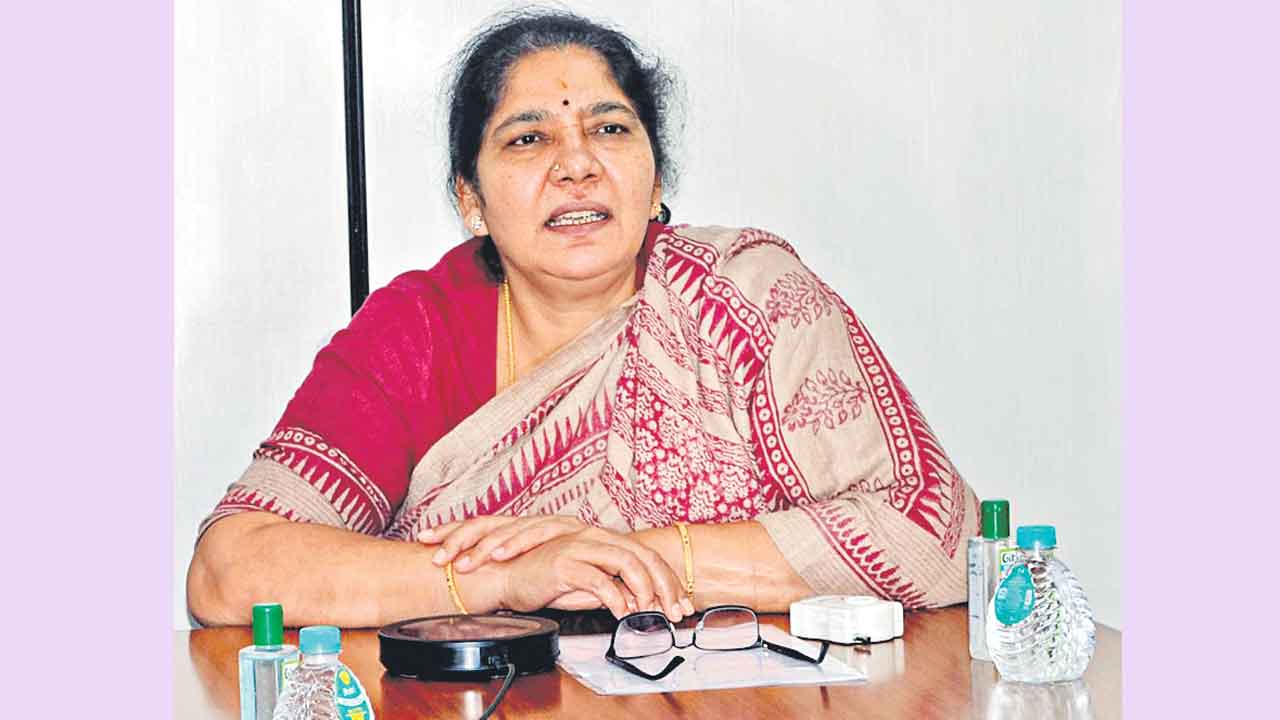 కాంగ్రెస్‌ ఉచిత హామీలను ప్రజలు నమ్మరు: మంత్రి సత్యవతి