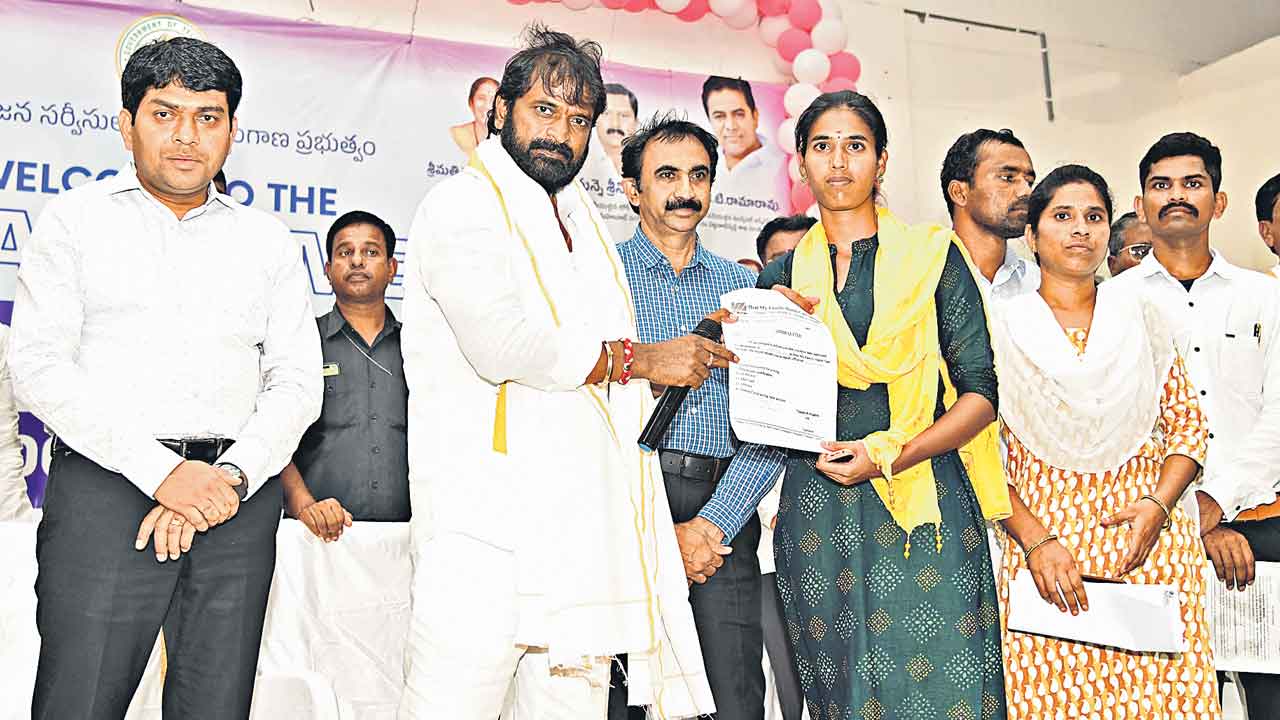 జాబ్‌మేళాకు 12 వేల మంది హాజరు