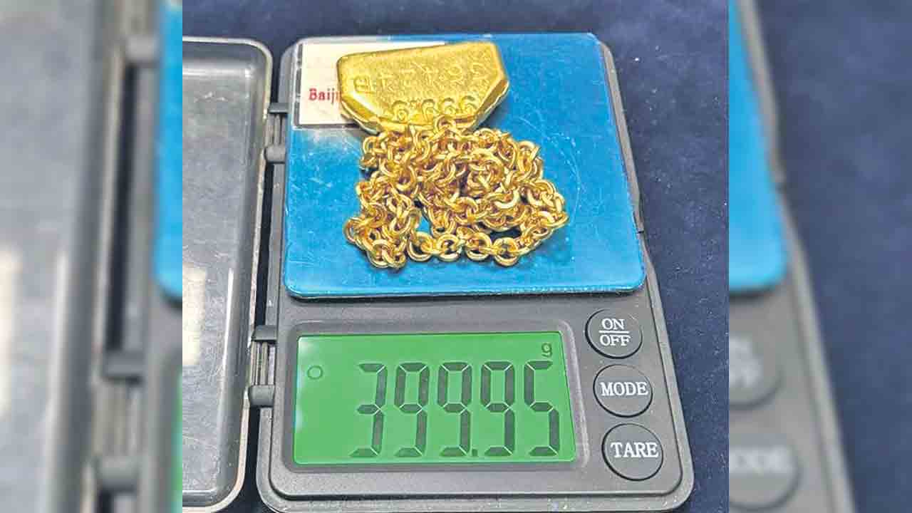 లోదుస్తుల్లో బంగారం రవాణా