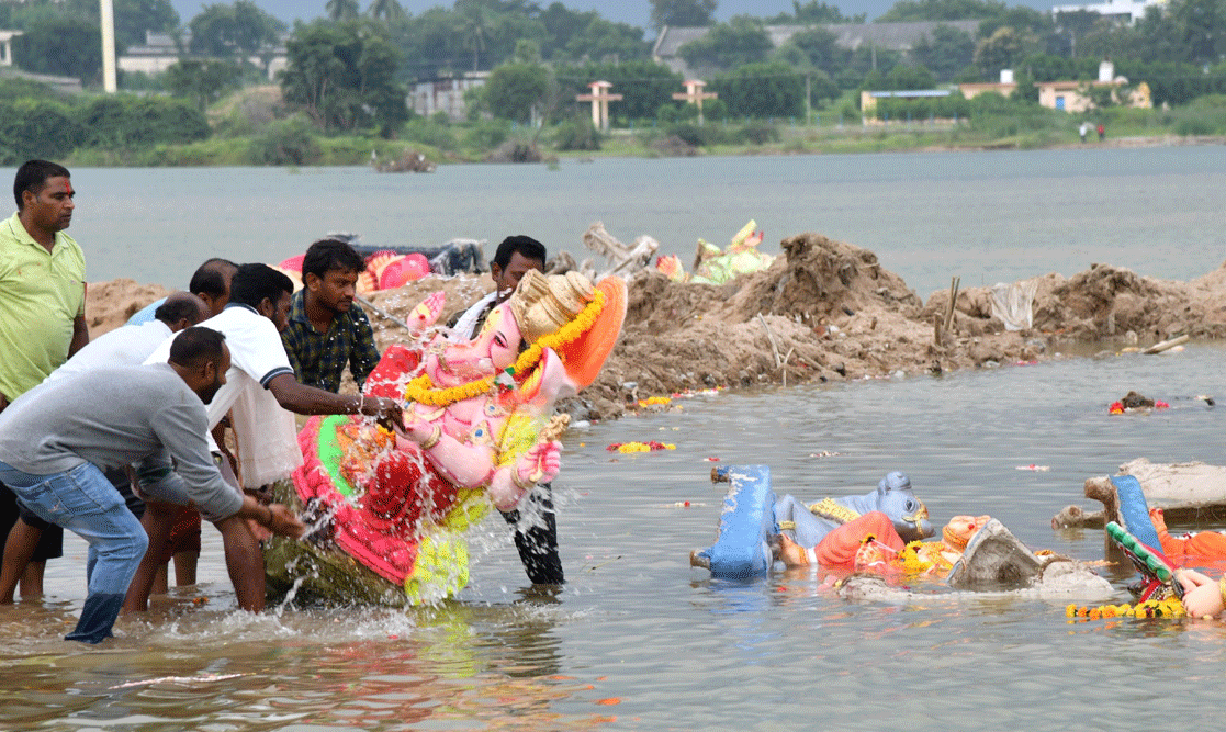నిమజ్జన సంబురం