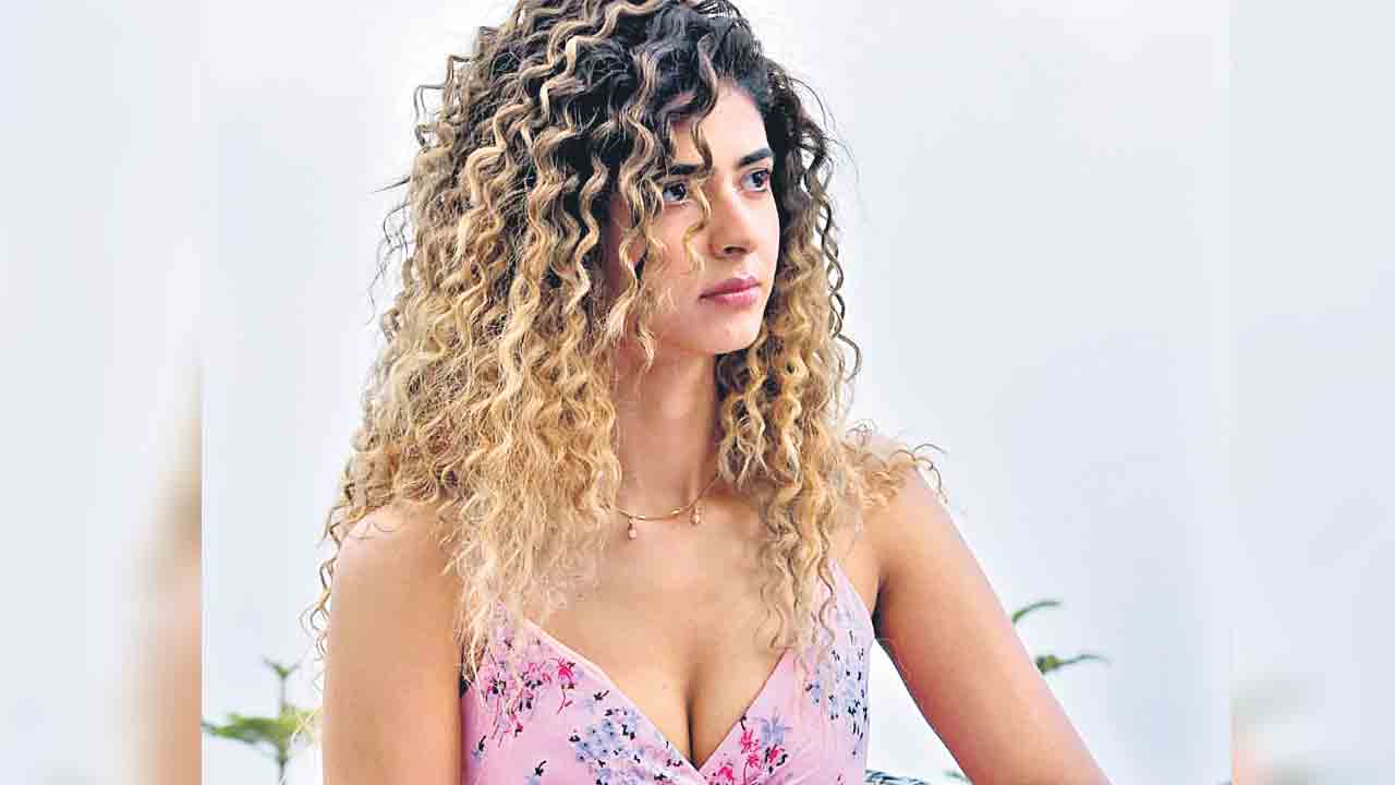 అందాలు చదివే కళ్లు