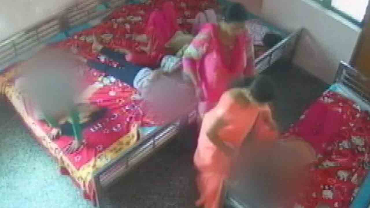 Juvenile Home | జువెనైల్ హోమ్లో దారుణం.. పిల్లలను హింసిస్తున్న హోమ్ సూపరింటెండెంట్