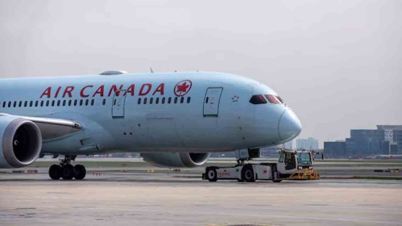 Air Canada | వాంతి ఉన్న  సీట్లలో కూర్చొనేందుకు నిరాకరించిన మహిళలు.. బలవంతంగా విమానం నుంచి   దించివేత
