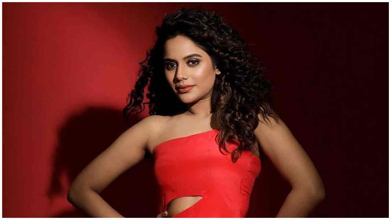 Aishwarya Dutta | ఎరుపెక్కిన అందాలతో కవ్విస్తున్న ఐశ్వర్య దత్తా..