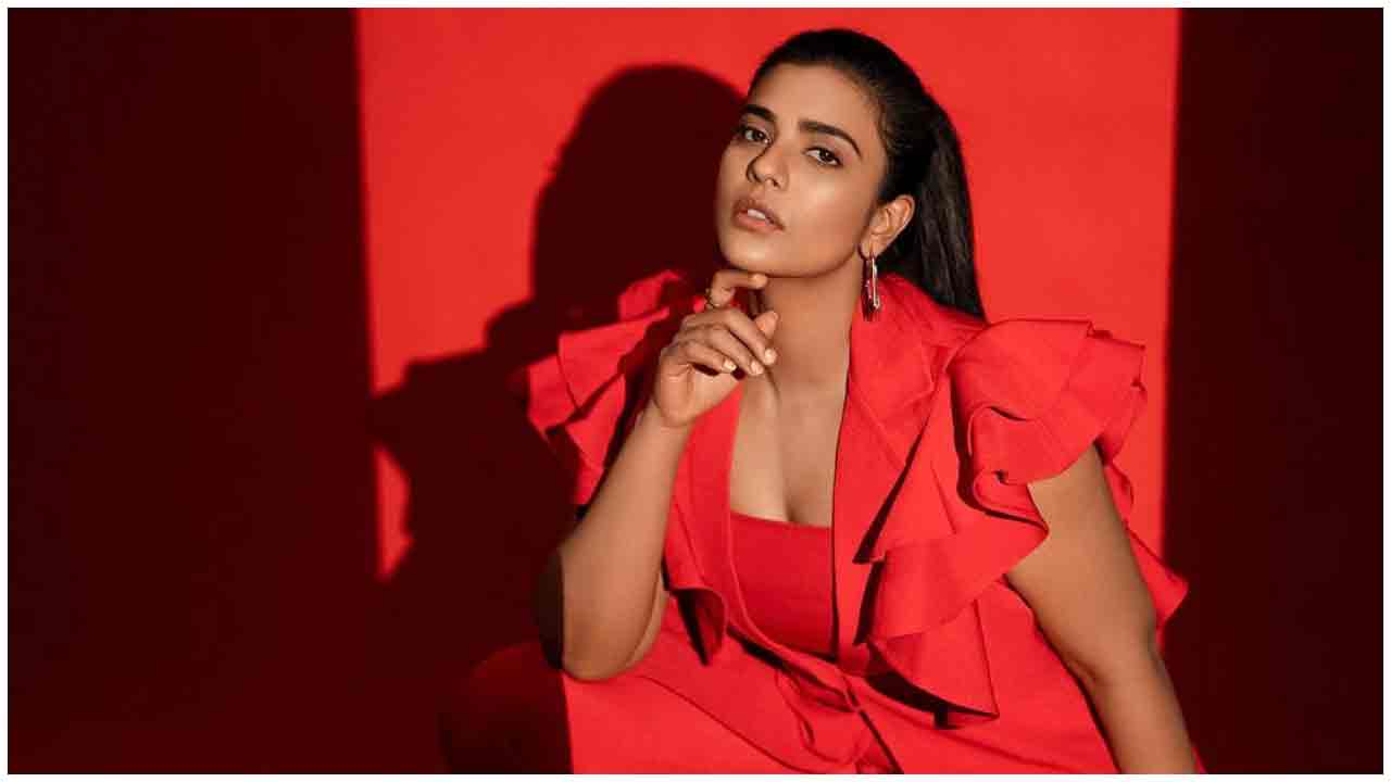 Aishwarya Rajesh | రెడ్ కలర్ డ్రెస్‌లో ఐశ్వర్య రాజేష్ గ్లామర్ షో..