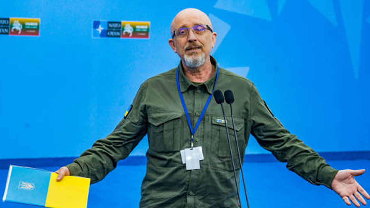 Ukraine: రక్ష‌ణ‌మంత్రిని తొలిగించిన జెలెన్‌స్కీ