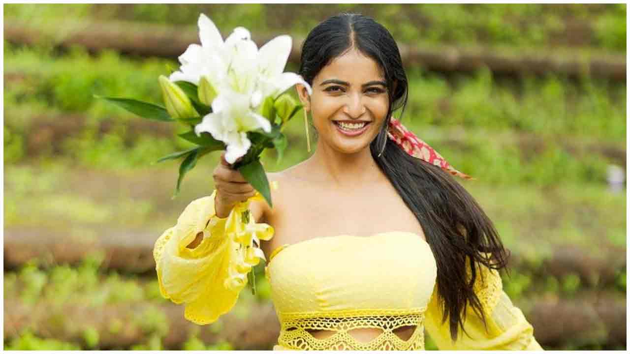 Ananya Nagalla | మినీ డ్రెస్‌లో అనన్య నాగళ్ల క్యూట్ ఫొటోలు..