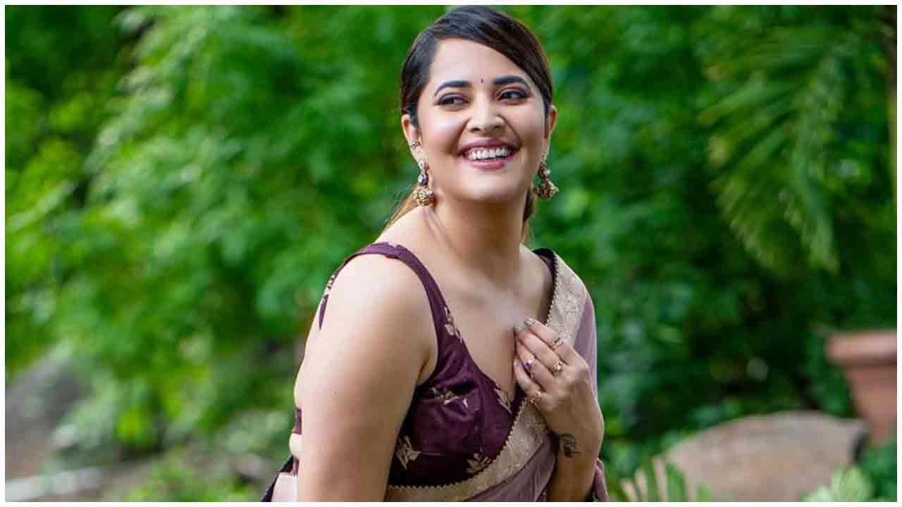 Anasuya Bharadwaj | స్లీవ్ లెస్ శారీలో హొయలు పోయిన అనసూయ భరద్వాజ్..