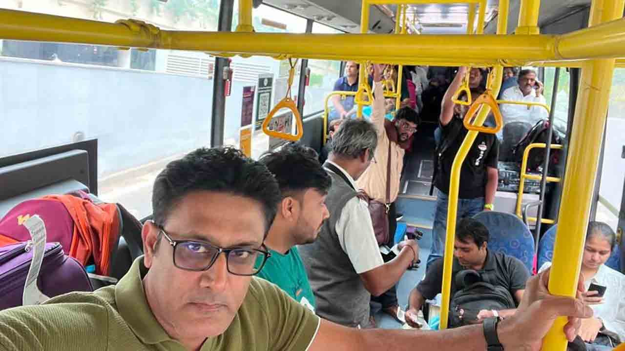 Anil Kumble | బస్సులో ప్రయాణించిన మాజీ క్రికెటర్ అనిల్ కుంబ్లే.. ఫొటో వైరల్