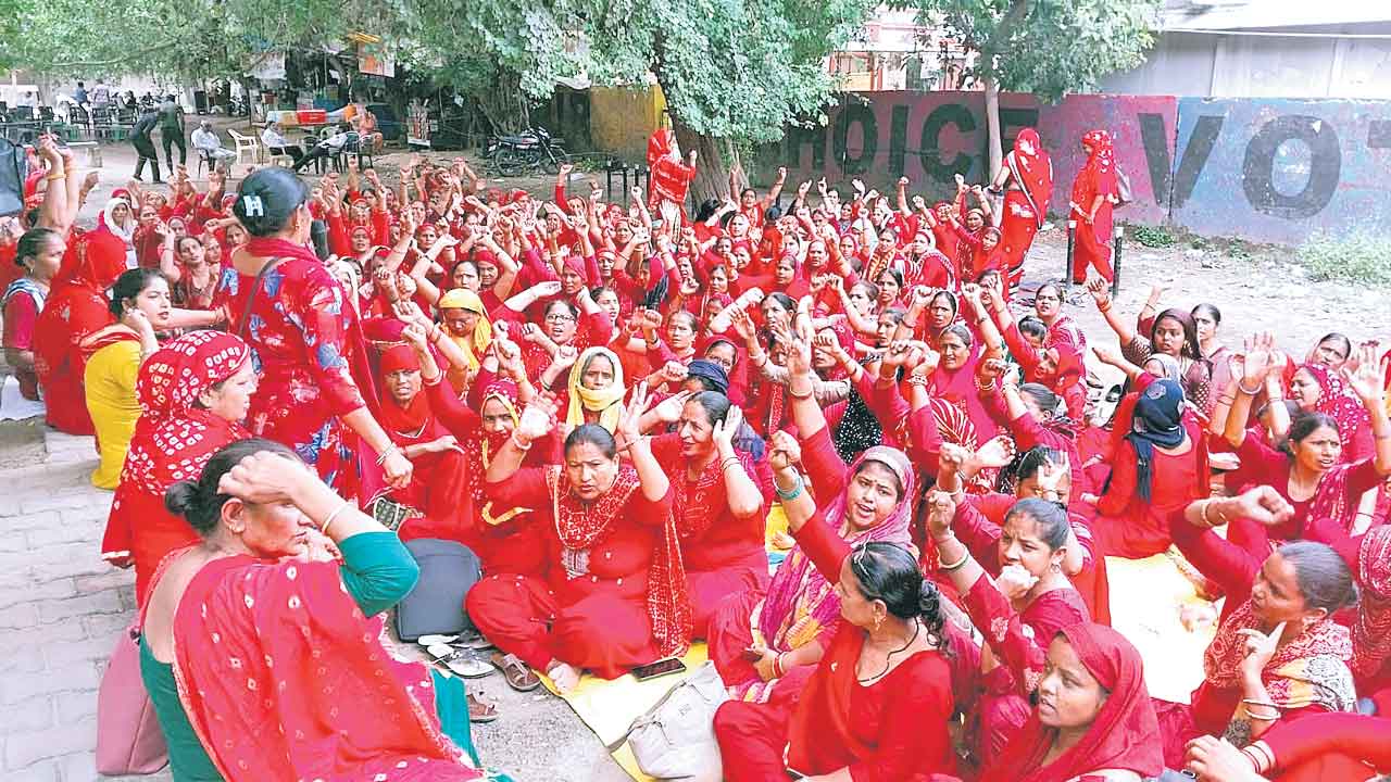 వేతనాలు పెంచండి!