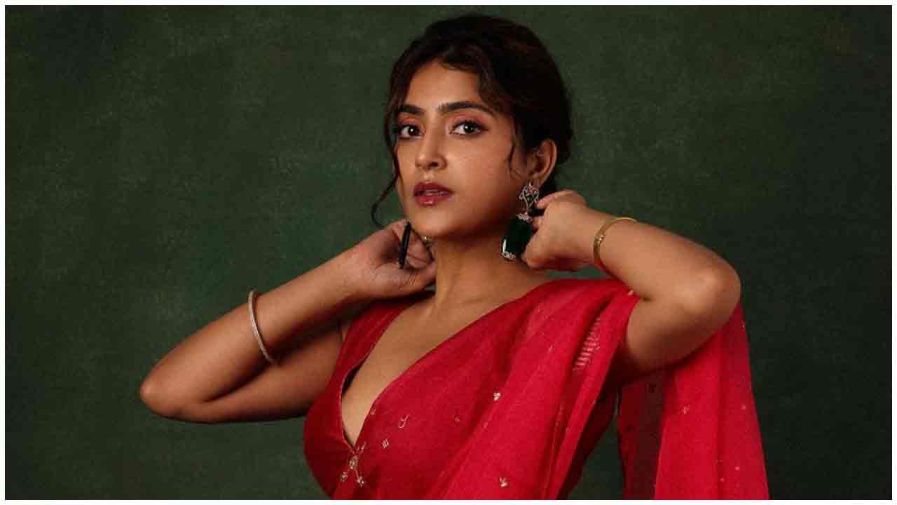 Avantika Mishra | ఎరుపెక్కిన అందాలతో గాలం వేస్తున్న అవంతిక మిశ్రా..