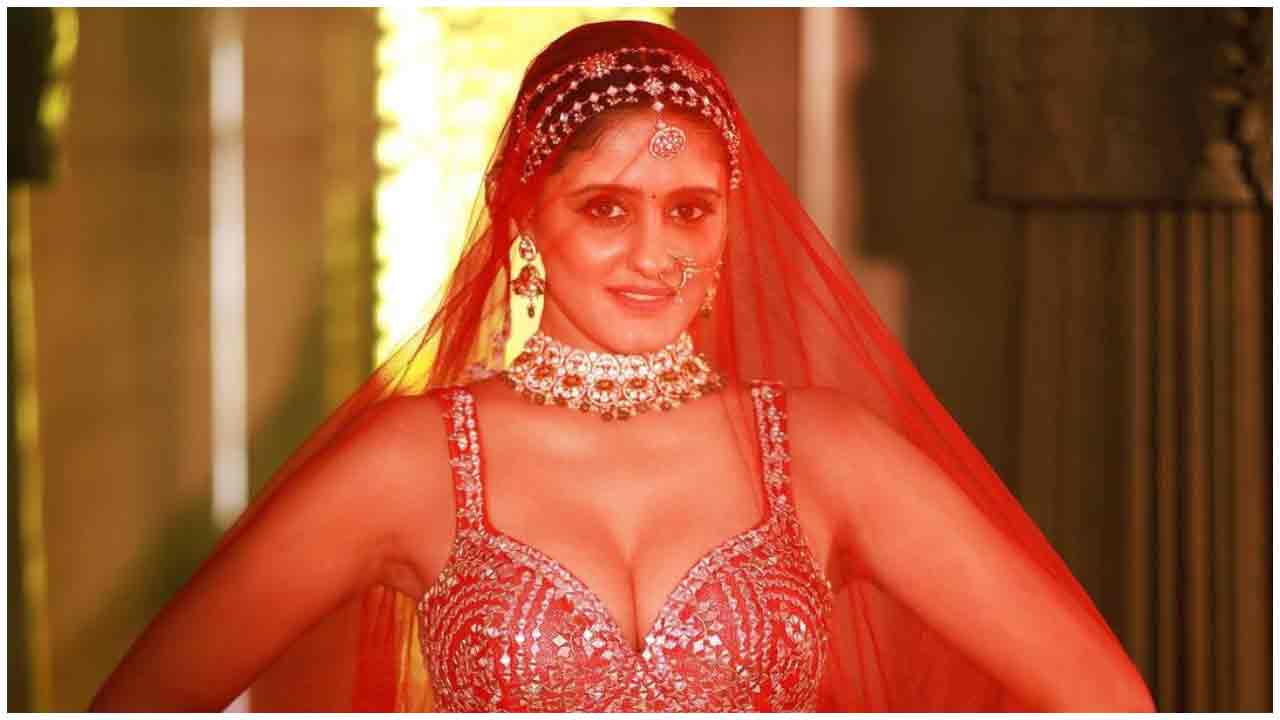 Ayesha Singh | ఎరుపెక్కిన అందాలతో కవ్విస్తున్న అయేషా సింగ్..