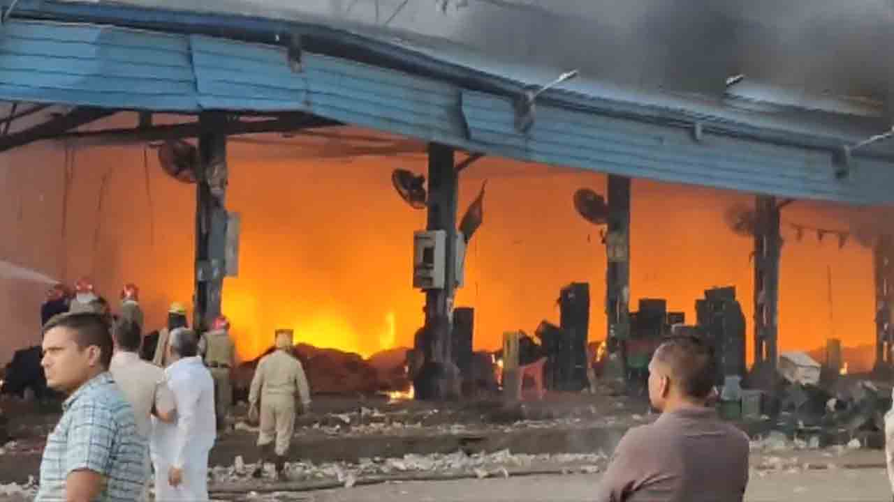 Fire accident | ఢిల్లీ కూరగాయల మార్కెట్లో భారీ అగ్ని ప్రమాదం.. Video