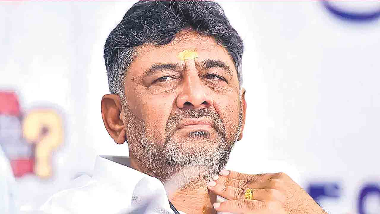 Karnataka |  కర్ణాటకలో రివర్స్‌ ఆపరేషన్‌.. డీకే సమావేశమైన బీజేపీ సీనియర్‌ నేతలు
