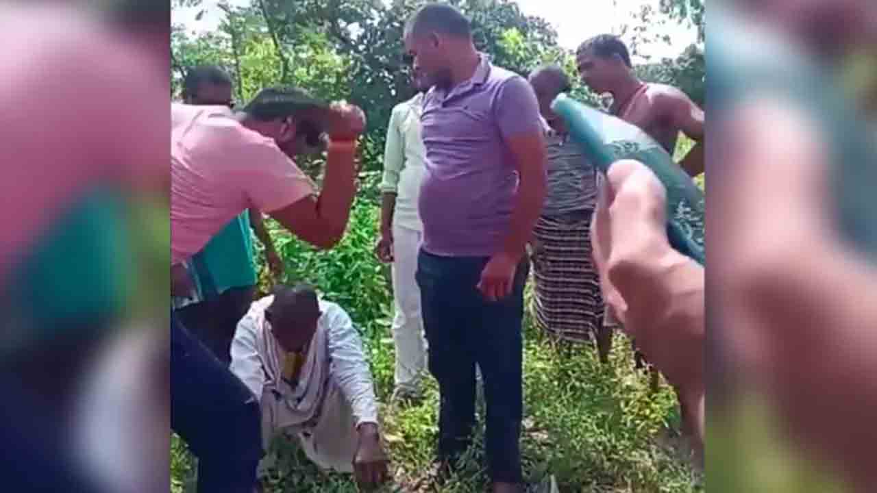 Watch: గిరిజన వ్యక్తిని చెప్పుతో కొట్టిన బీజేపీ నేత.. వీడియో వైరల్‌