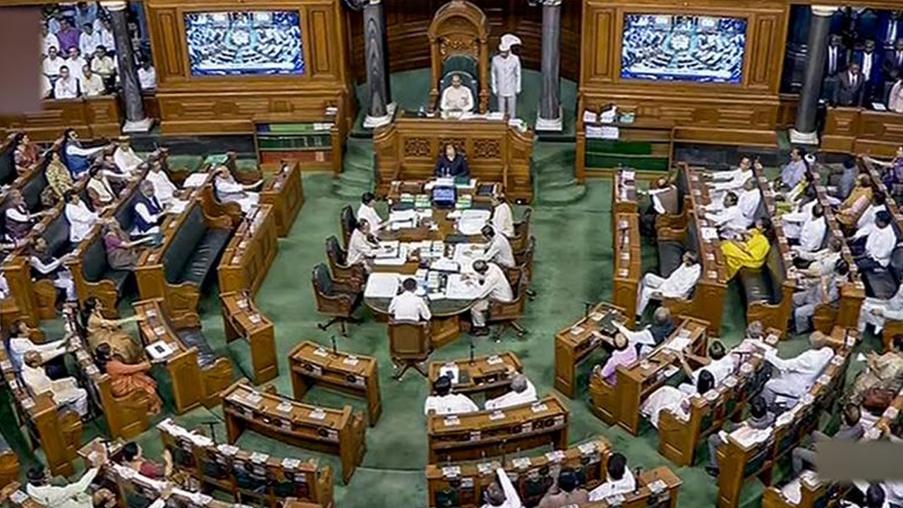 BRS | ప్రారంభమైన పార్లమెంట్‌ సమావేశాలు.. చట్టసభల్లో మహిళ, బీసీలకు రిజర్వేషన్ల బిల్లులను ప్రవేశపెట్టాలని బీఆర్‌ఎస్‌ డిమాండ్‌