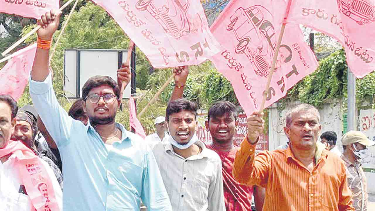 అండగా ఉంటూ.. ఆదుకుంటూ..