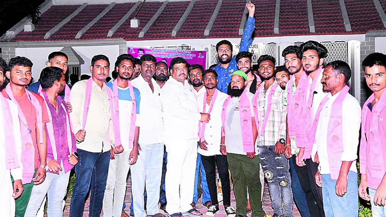 అభివృద్ధిని చూసి.. గులాబీ గూటికి..