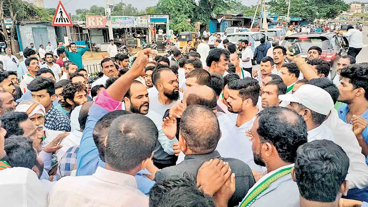 మెదక్‌ కాంగ్రెస్‌లో‘ప్రచారరథం ఫొటో’ చిచ్చు