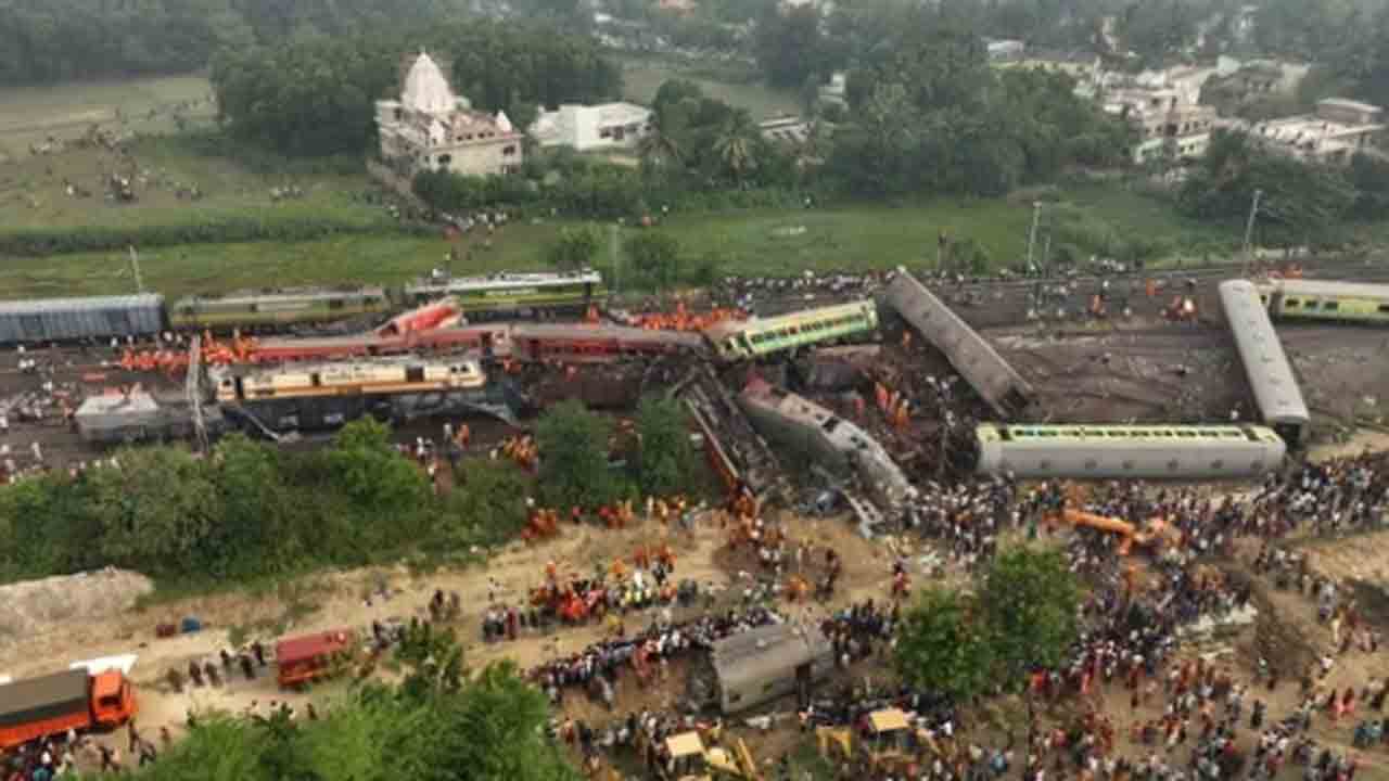 Balasore train accident | బాలాసోర్ రైలు ప్రమాదంపై సీబీఐ చార్జిషీట్‌.. సాక్ష్యాలు నాశనం చేసినట్టు   ముగ్గురు రైల్వే ఉద్యోగులపై అభియోగాలు