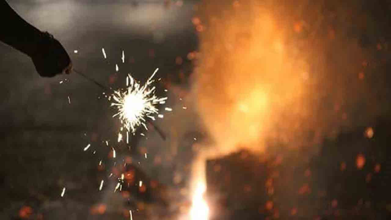 Fire Accident | కేపీహెచ్‌బీ మైట్రో స్టేషన్ వద్ద అగ్ని ప్రమాదం..!