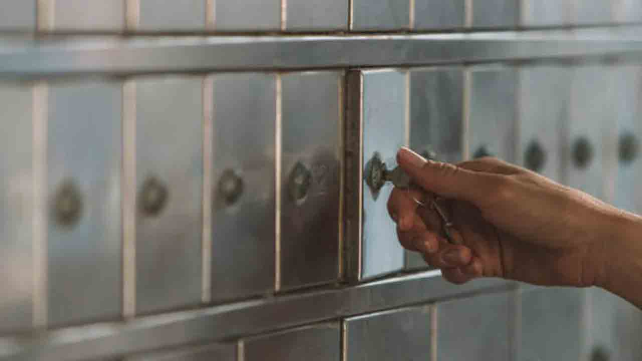 Bank Theft | బ్యాంకు గోడకు కన్నం.. లాకర్లలోని నగలు, విలువైన వస్తువులు చోరీ