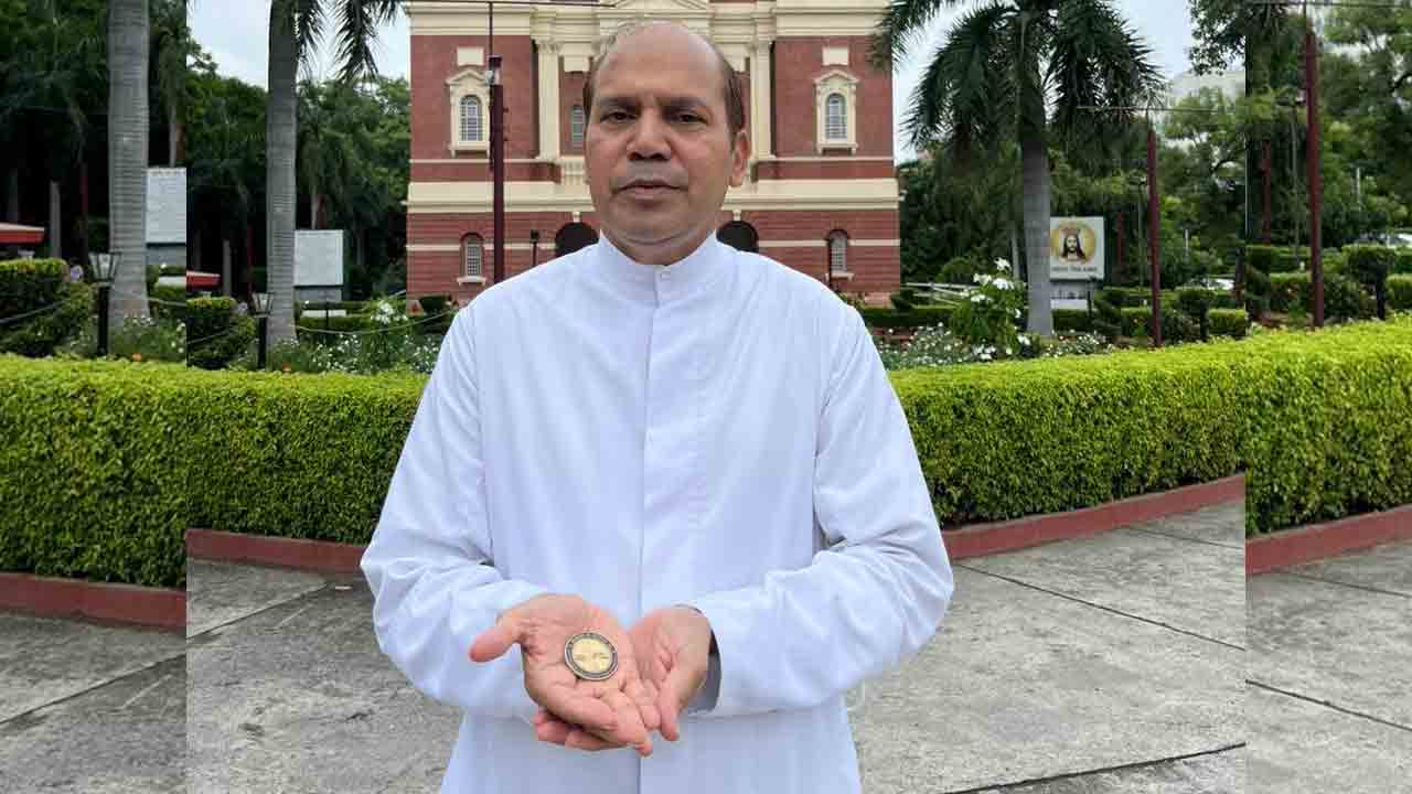 Biden Gift | ఢిల్లీలోని చర్చి ఫాదర్‌కు అరుదైన నాణేన్ని బహుమతిగా ఇచ్చిన అమెరికా అధ్యక్షుడు బైడెన్‌