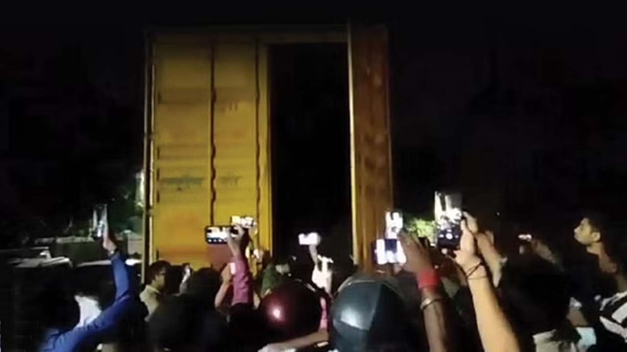 Viral News | బిహార్‌ సీఎం ఇంటికి కూతవేటులో ఆగిన లారీ..! భారీగా గుమిగూడిన జనం.. ఇంతకీ అందులో ఏముందంటే..?