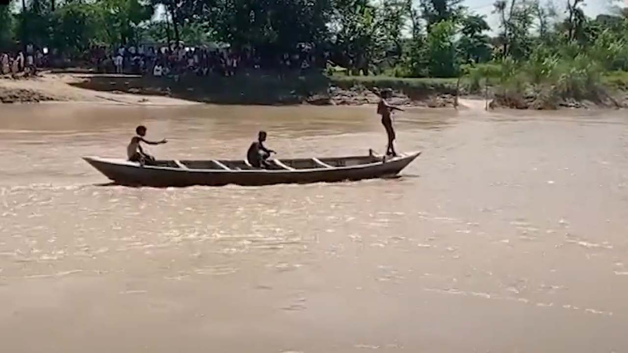 Boat Capsize | పాఠశాలకు వెళ్తున్న విద్యార్థుల పడవ బోల్తా.. 12 మంది గల్లంతు..!