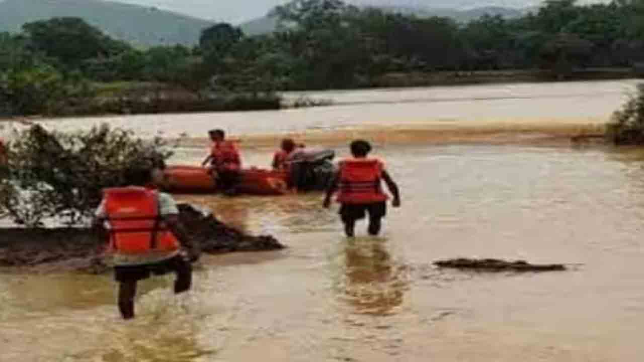 Boat Mishap | ఇంద్రావతి నదిలో పడవ బోల్తా.. ఏడుగురు గల్లంతు.. కొనసాగుతున్న రెస్క్యూ ఆపరేషన్‌