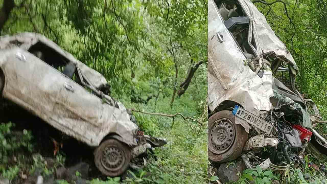 లోయలో కారు బోల్తా