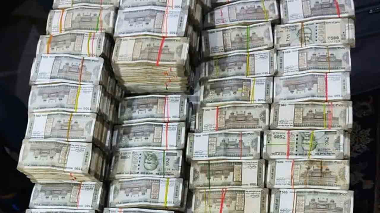 CBI Arrests Railway Official | లంచం కేసులో రైల్వే అధికారిని అరెస్ట్‌ చేసిన సీబీఐ.. రూ.2.61 కోట్లు స్వాధీనం