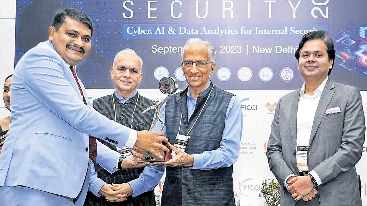 సీఐడీ చీఫ్‌కు ఫిక్కీ స్మార్ట్‌ పోలీసింగ్‌ అవార్డు