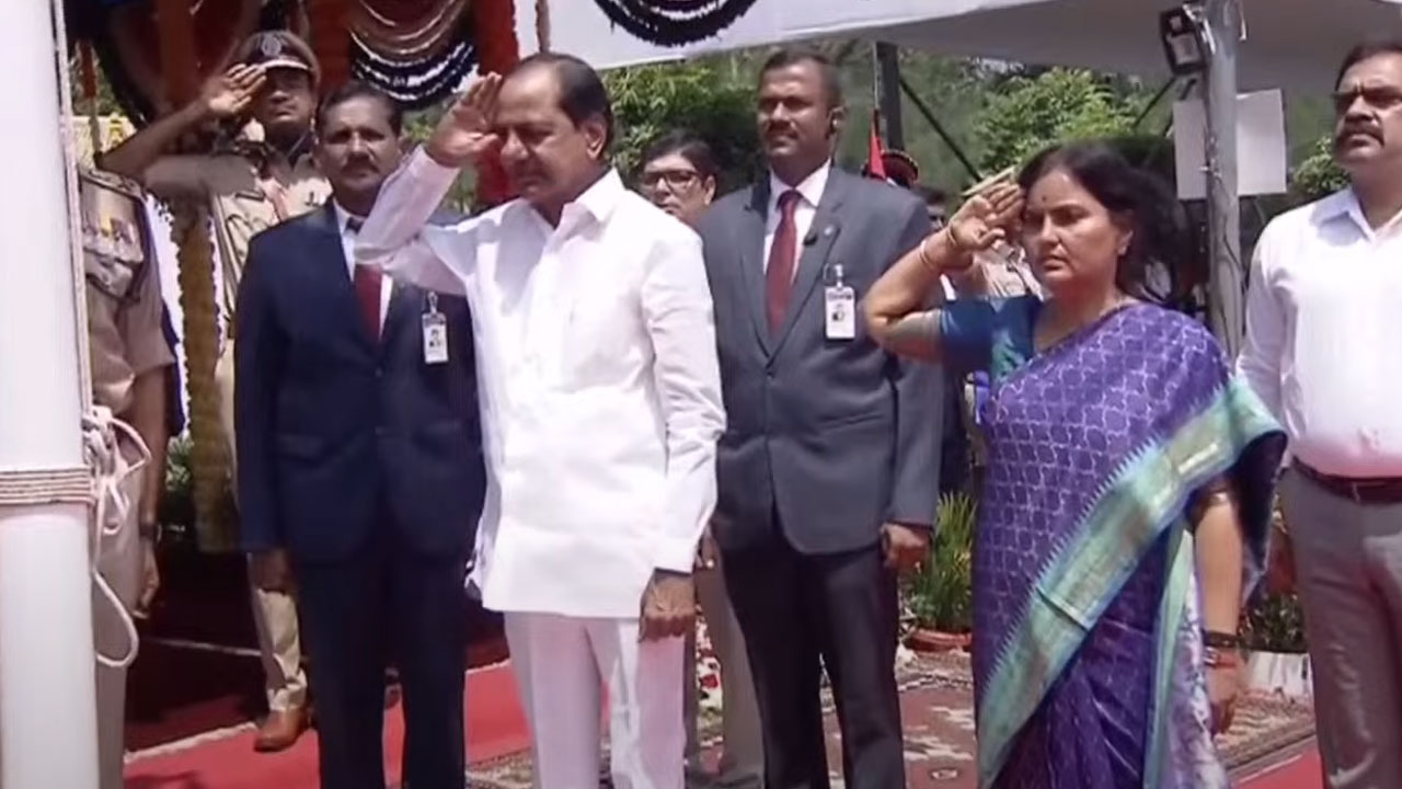 CM KCR | పబ్లిక్‌ గార్డెన్‌లో జాతీయ జెండాను ఆవిష్కరించిన సీఎం కేసీఆర్