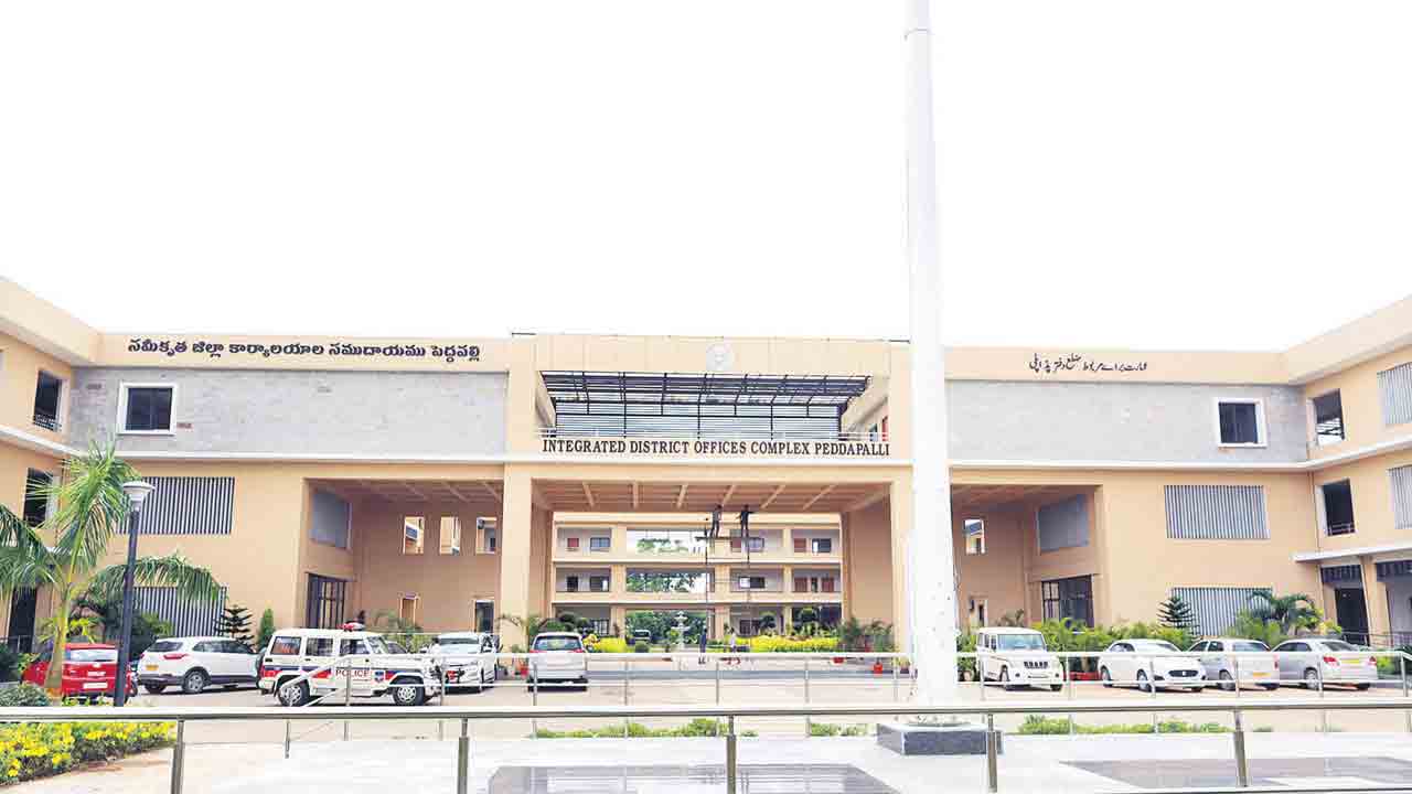 కలెక్టరేట్‌ గోడలపై చారిత్రక ముద్ర