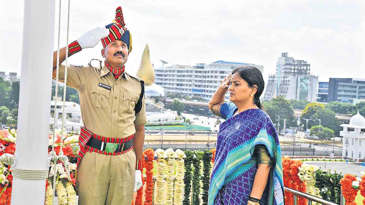 బీఆర్‌ అంబేద్కర్‌ సచివాలయంలో ప్రభుత్వ ప్రధాన కార్యదర్శి శాంతి కుమారి జాతీయ జెండాను ఆవిష్కరించారు