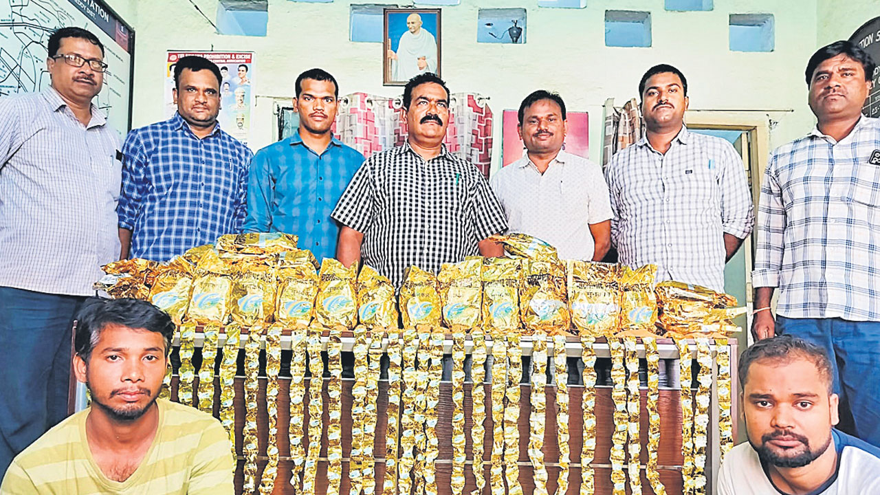 పాన్ షాపులో గంజాయి చాక్లెట్ల విక్రయం