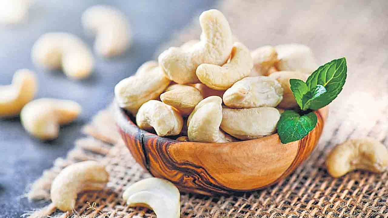 Cashew | రోజూ  జీడిపప్పు తినడం మంచిదేనా?