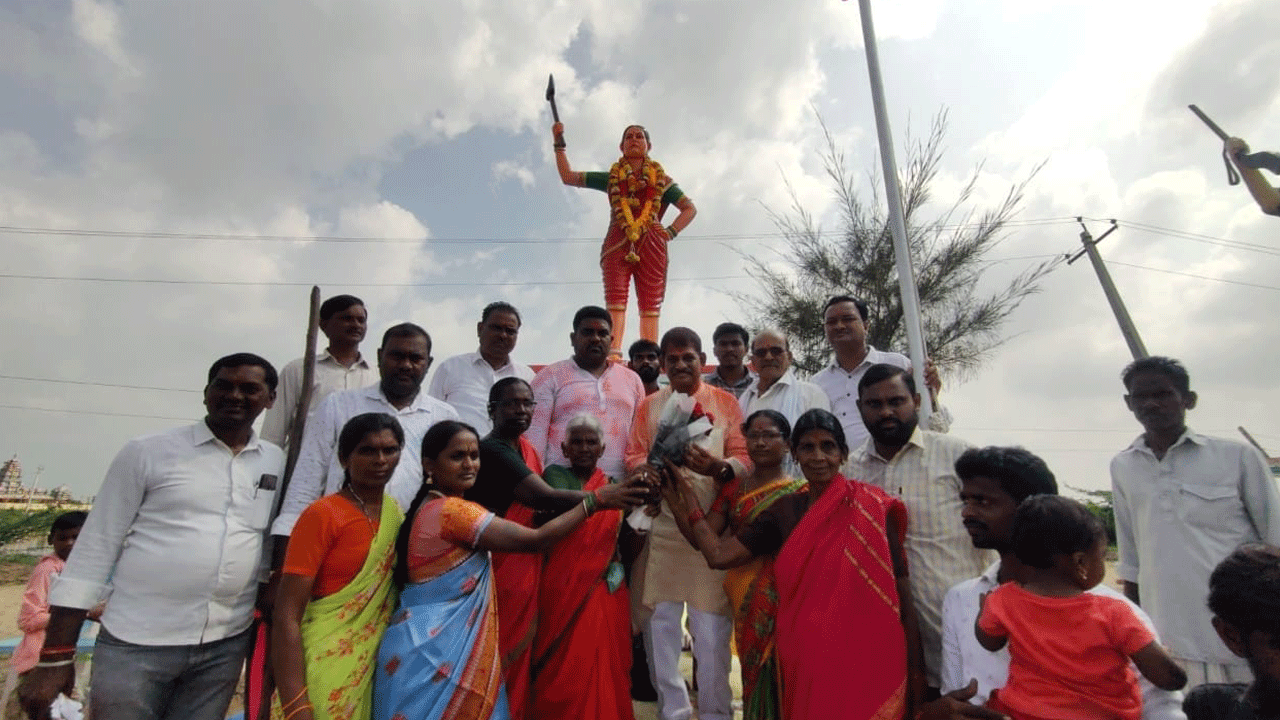 ఐలమ్మ అడుగుజాడల్లో నడవాలి