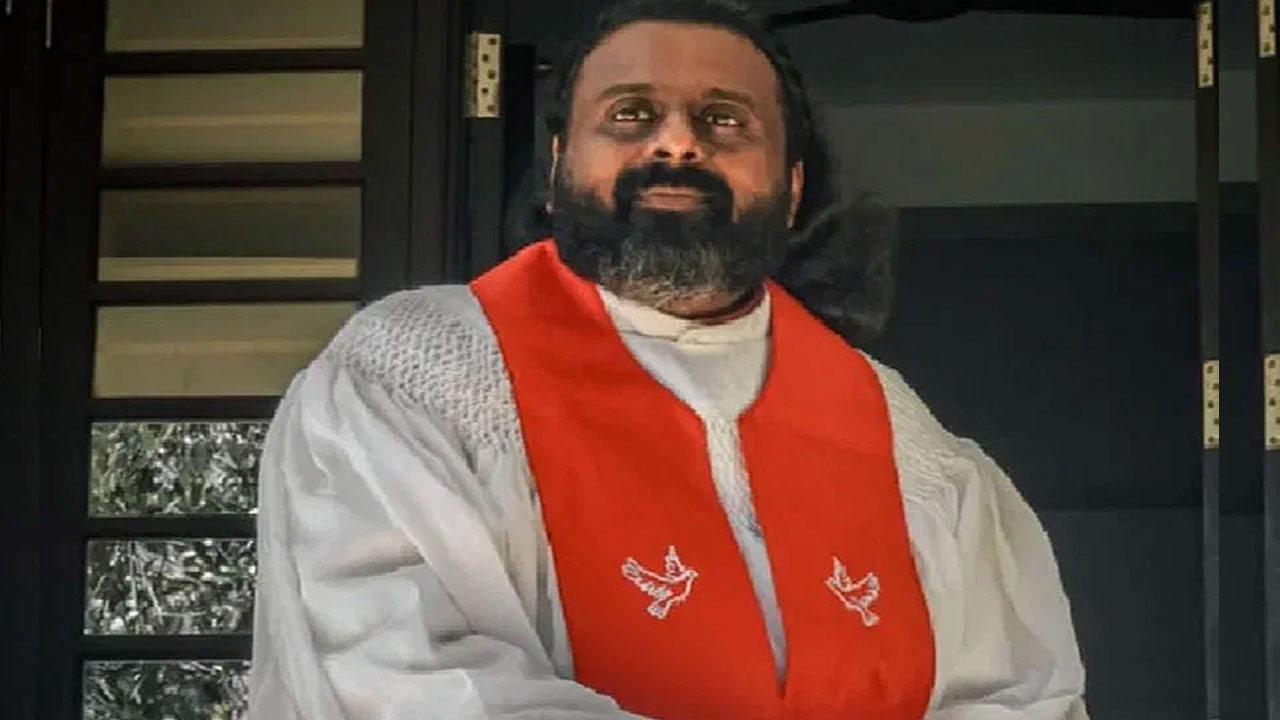 Church Father | అయ్యప్ప దీక్ష తీసుకున్న చర్చి ఫాదర్‌.. శబరిమల క్షేత్ర సందర్శన కోసం సేవకుడి లైసెన్స్‌ వదులుకున్న రెవరెండ్‌ మనోజ్‌