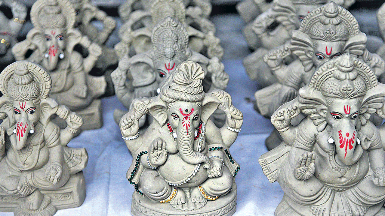 మట్టి గణపతినే పూజిద్దాం..