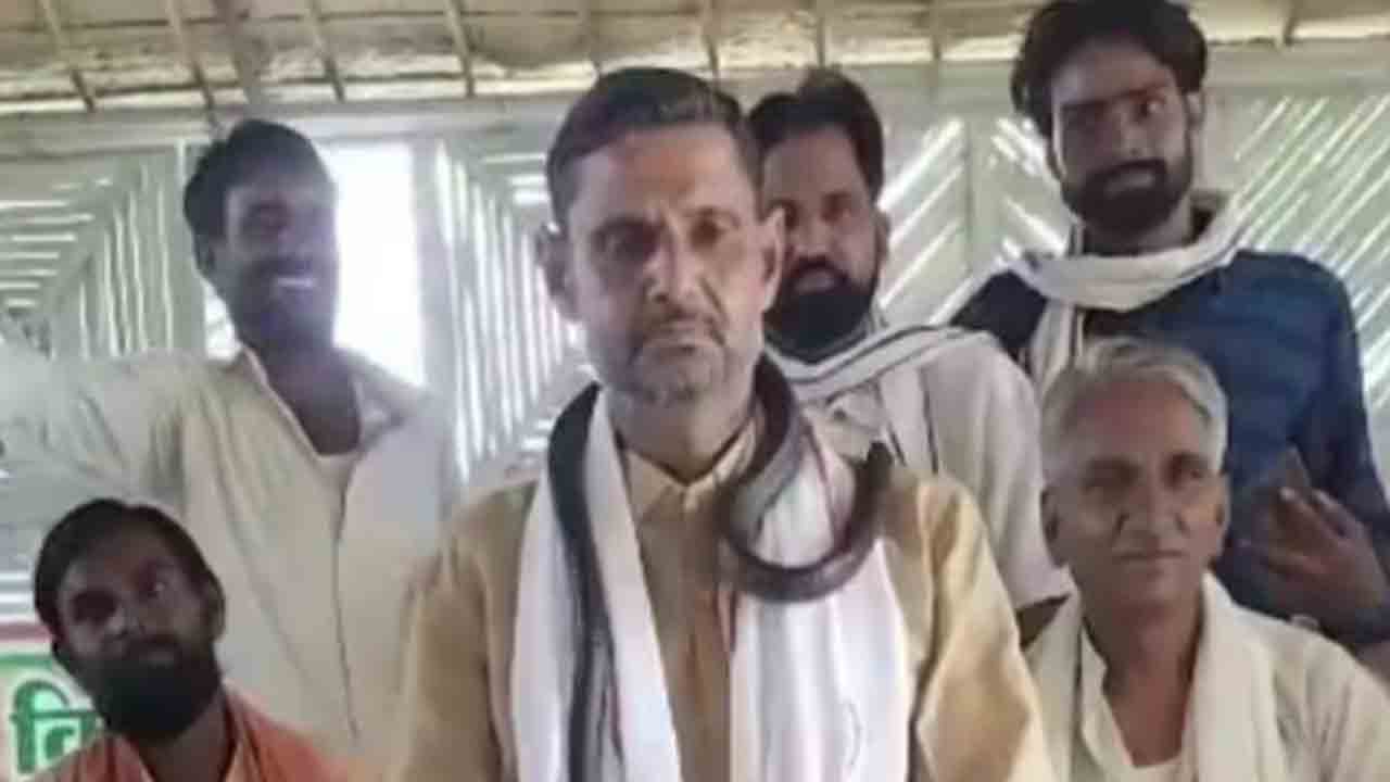 MLA wraps snake around neck | పూలదండలను నిరాకరించి.. మెడలో పాము వేసుకున్న ఎమ్మెల్యే