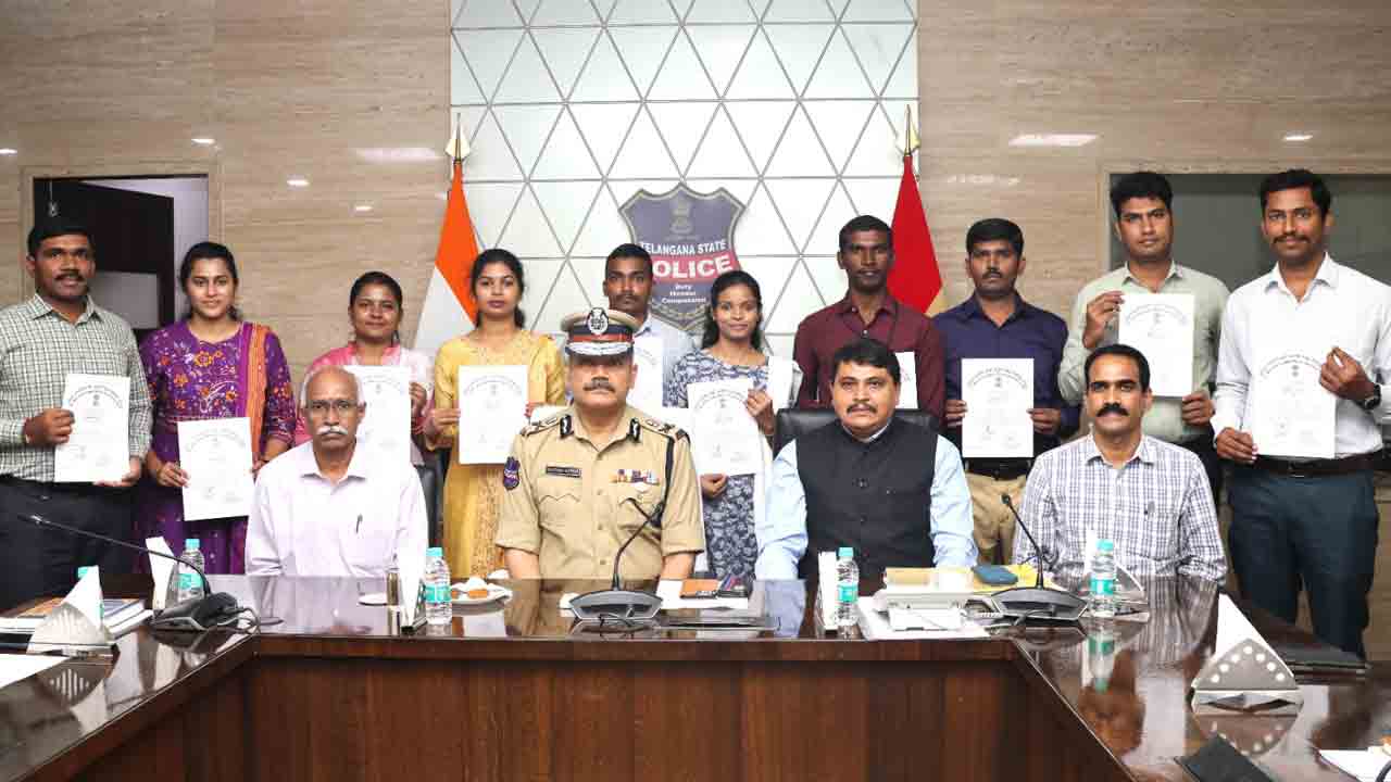 Telangana Police | జాతీయ స్థాయి పరీక్షలో తెలంగాణ పోలీసుల ప్రతిభ.. ఏఎస్ఐలను సన్మానించిన డీజీపీ