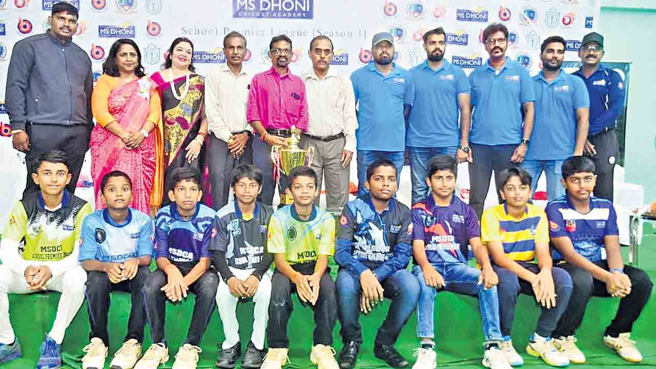 ధోనీ క్రికెట్‌ లీగ్‌ ట్రోఫీ ఆవిష్కరణ