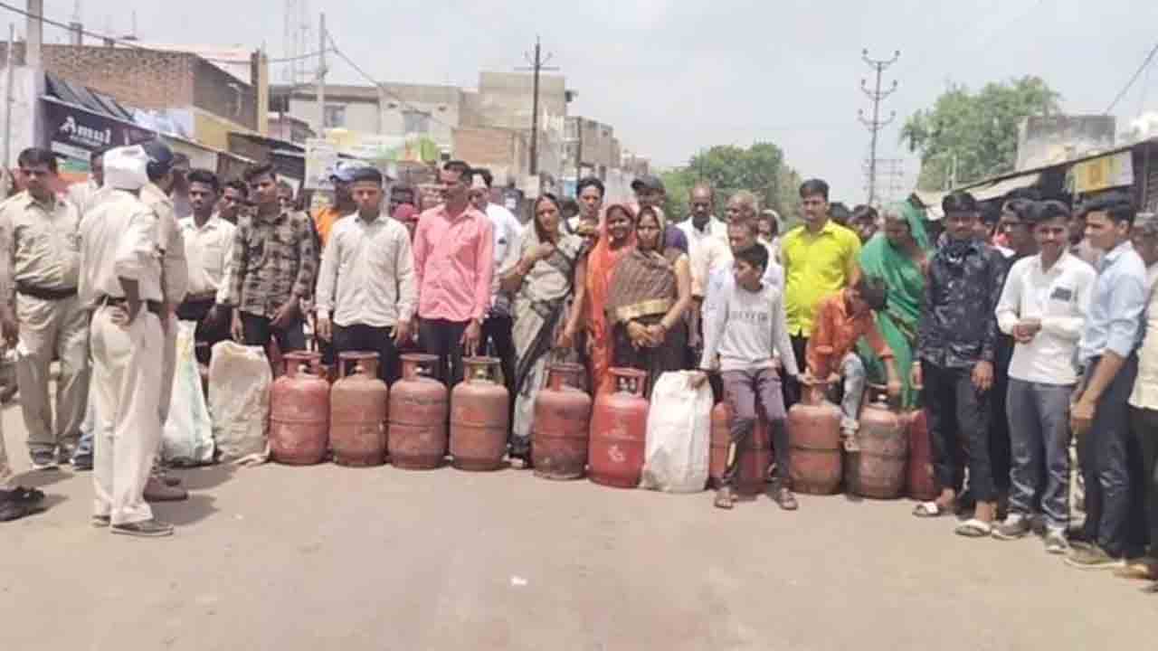 Shivraj Singh Chouhan |  రాఖీ పండుగ నుంచి రూ.450కే సిలిండర్‌ హామీ ఏమైంది.. మధ్యప్రదేశ్‌ సీఎం శివరాజ్‌ సింగ్‌ను నిలదీసిన ప్రజలు