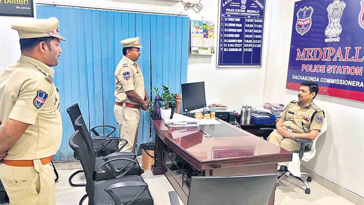 అర్ధరాత్రి తనిఖీలు