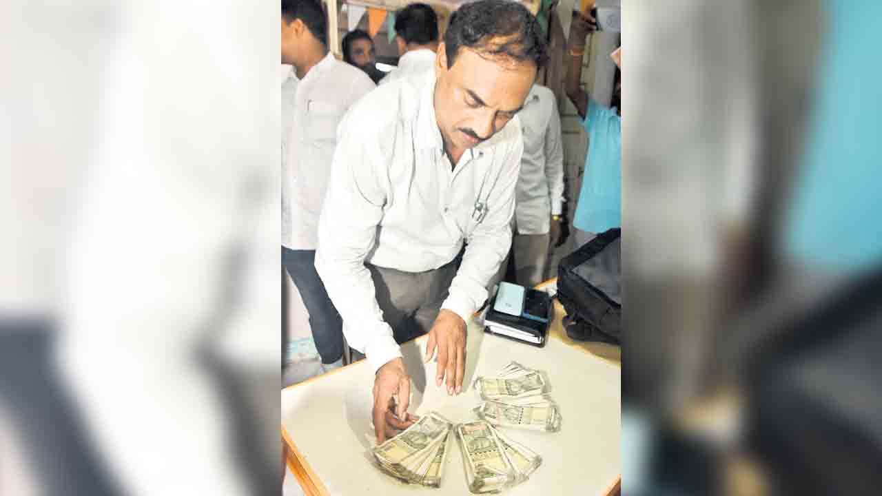 ఏసీబీ వలలో రెవెన్యూ అధికారులు